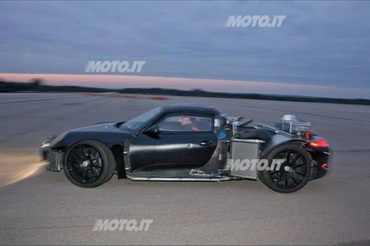 Porsche 918 Spyder: in listino da 786.954 euro (10)