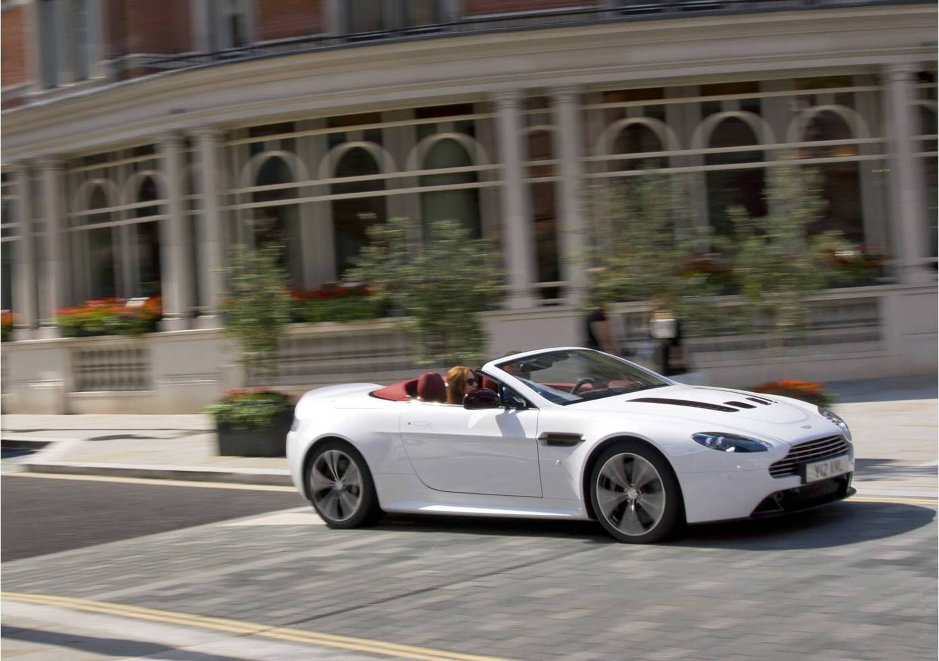 Aston Martin V12 Vantage Roadster: i prezzi italiani