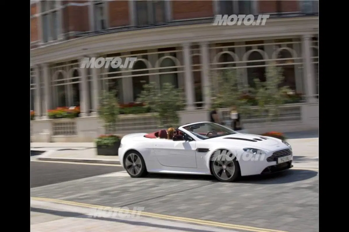 Aston Martin V12 Vantage Roadster: i prezzi italiani