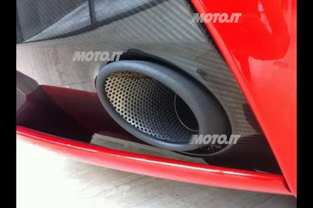 Aston Martin V12 Vantage Roadster: i prezzi italiani (8)