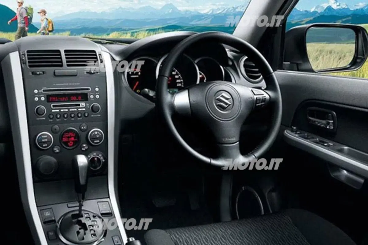 Suzuki Escudo: anticipa il restyling della Gran Vitara (8)