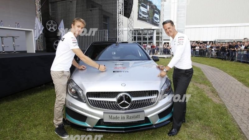 Schumacher e Rosberg visitano gli stabilimenti Mercedes-Benz e AMG