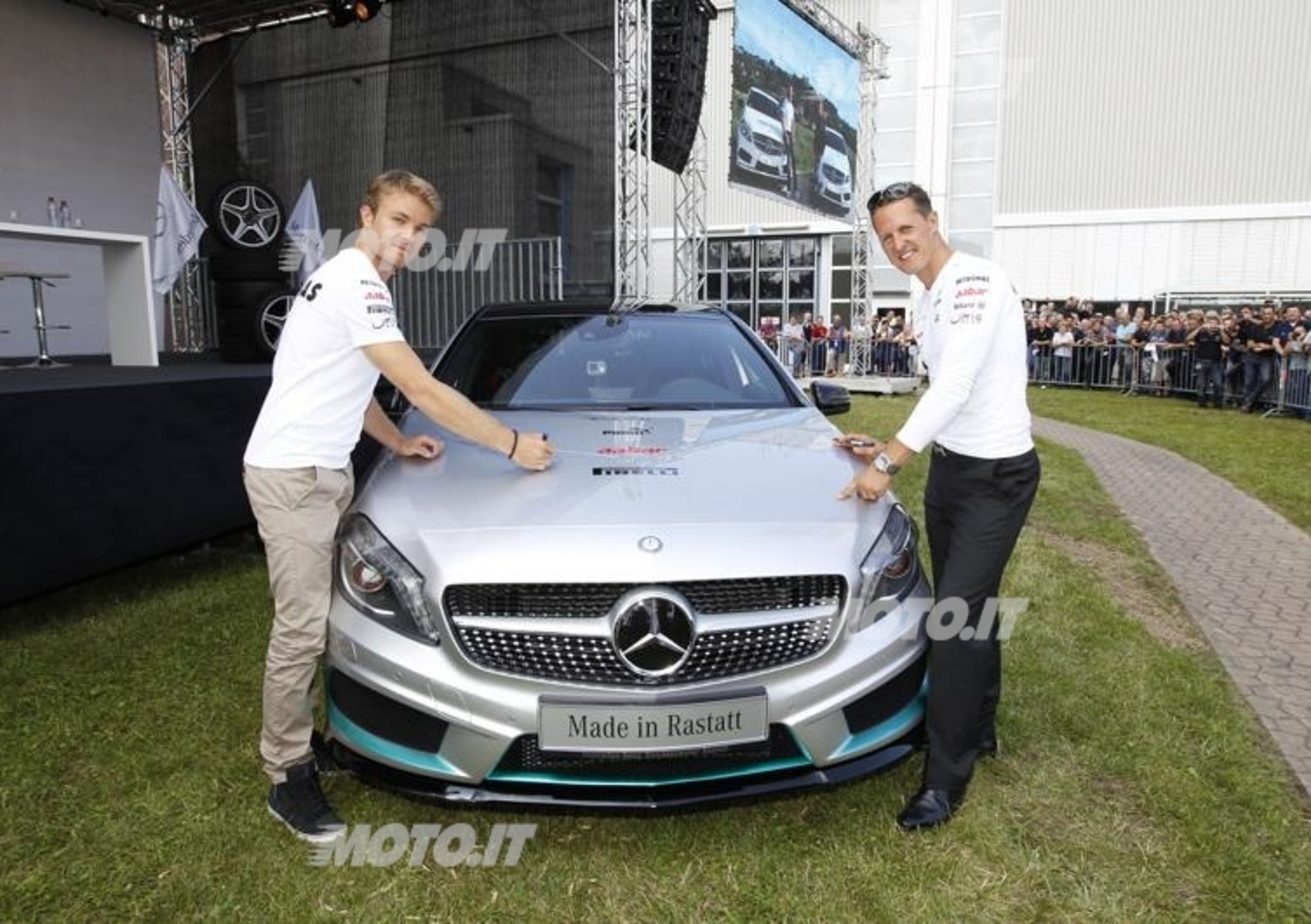 Schumacher e Rosberg visitano gli stabilimenti Mercedes-Benz e AMG