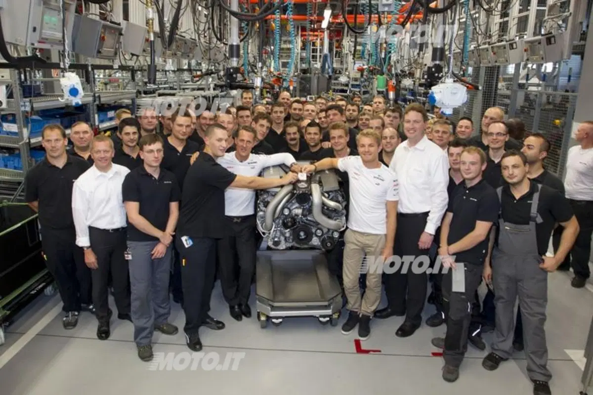 Schumacher e Rosberg visitano gli stabilimenti Mercedes-Benz e AMG