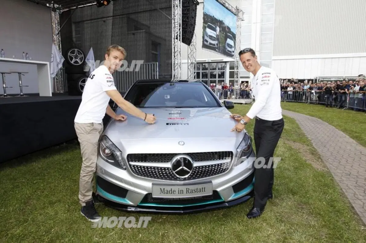 Schumacher e Rosberg visitano gli stabilimenti Mercedes-Benz e AMG (2)