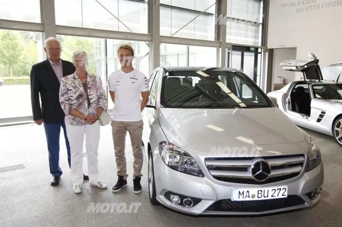 Schumacher e Rosberg visitano gli stabilimenti Mercedes-Benz e AMG (3)