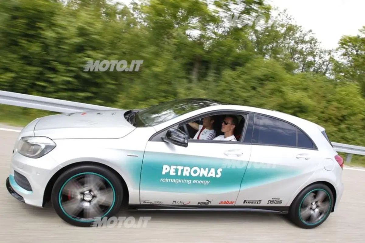 Schumacher e Rosberg visitano gli stabilimenti Mercedes-Benz e AMG (4)