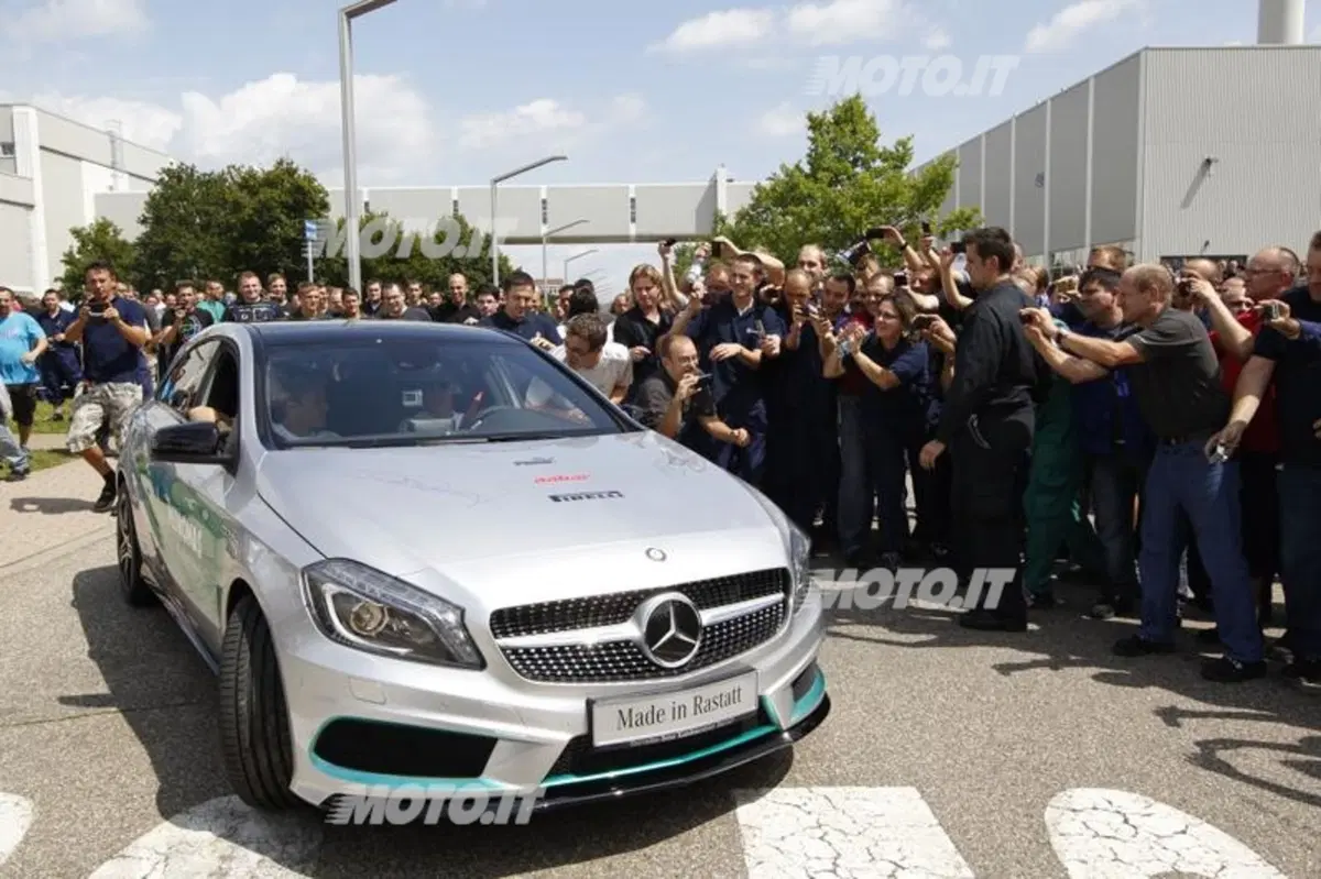 Schumacher e Rosberg visitano gli stabilimenti Mercedes-Benz e AMG (5)