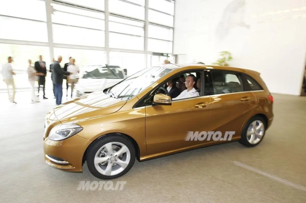 Schumacher e Rosberg visitano gli stabilimenti Mercedes-Benz e AMG (6)