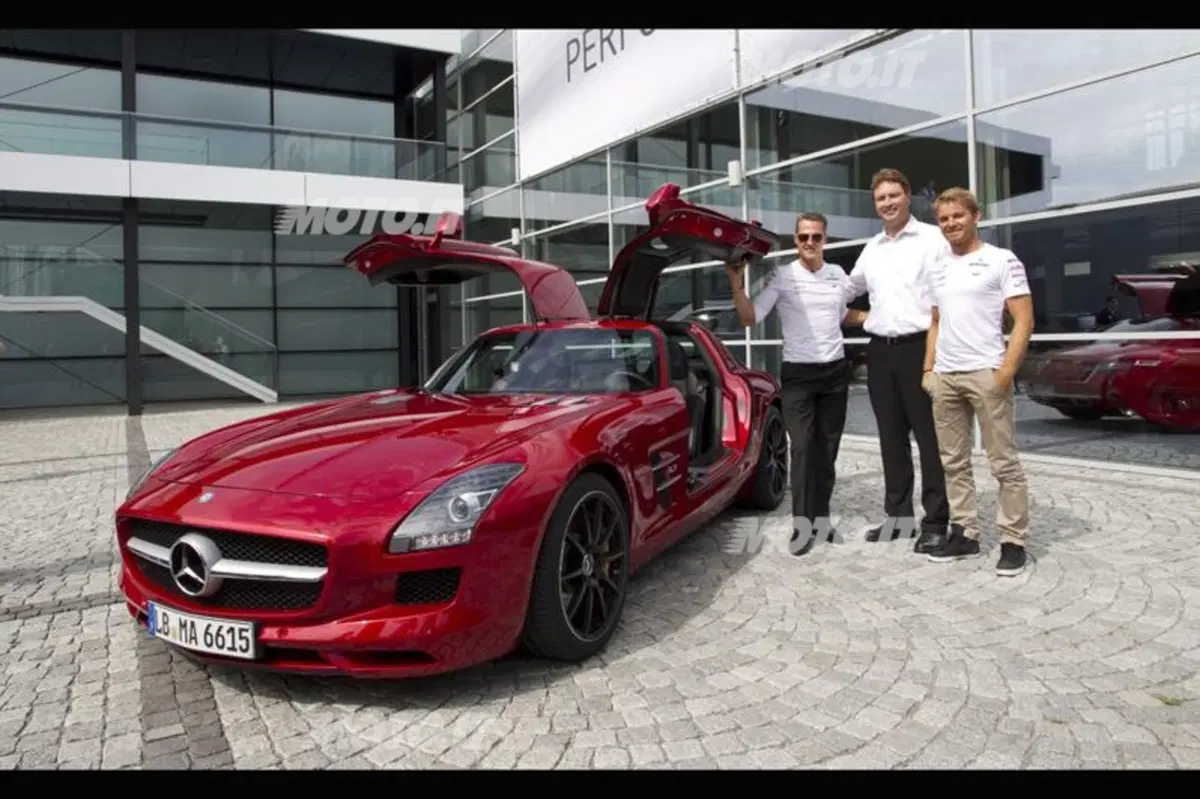 Schumacher e Rosberg visitano gli stabilimenti Mercedes-Benz e AMG (7)