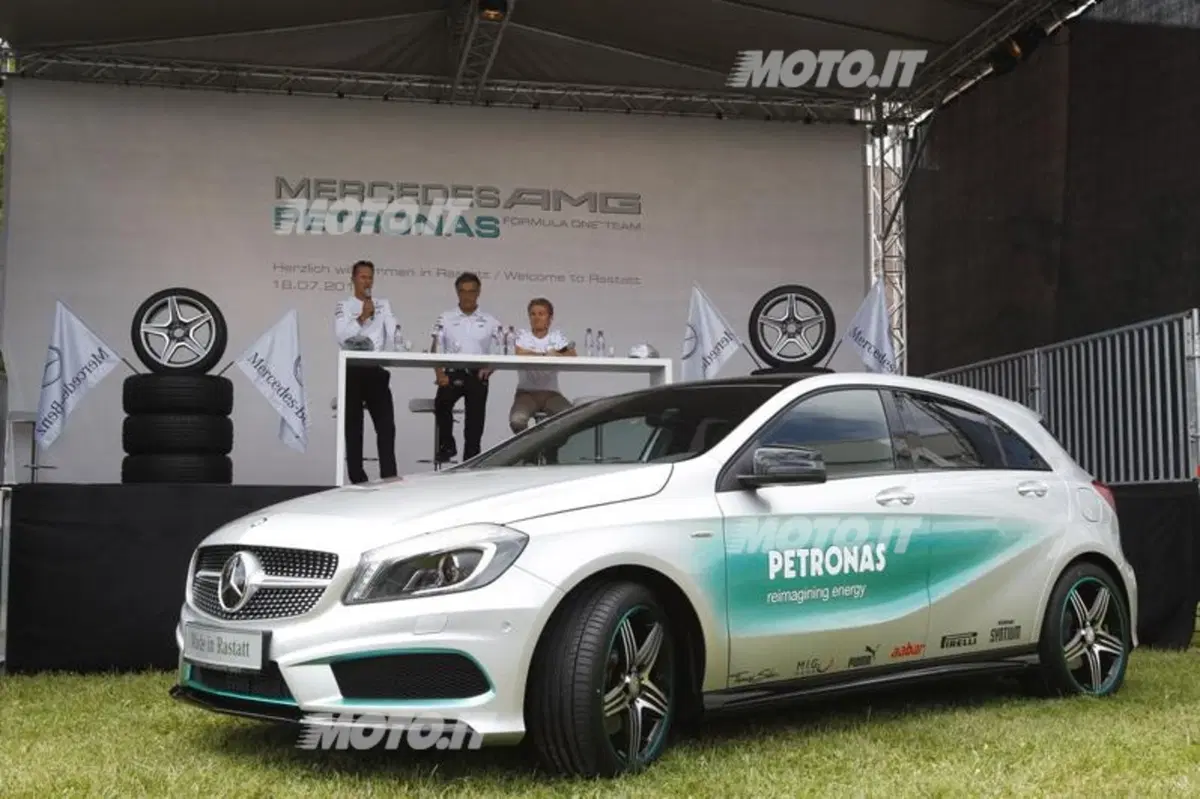 Schumacher e Rosberg visitano gli stabilimenti Mercedes-Benz e AMG (8)
