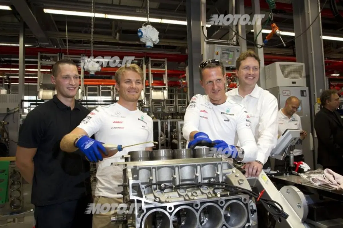 Schumacher e Rosberg visitano gli stabilimenti Mercedes-Benz e AMG (10)