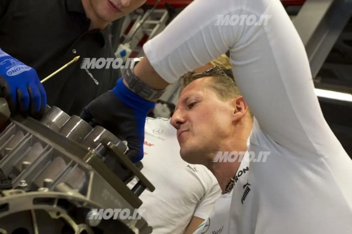 Schumacher e Rosberg visitano gli stabilimenti Mercedes-Benz e AMG (11)