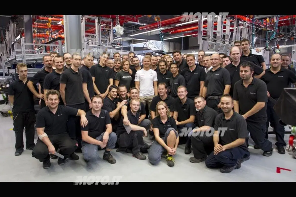 Schumacher e Rosberg visitano gli stabilimenti Mercedes-Benz e AMG (12)