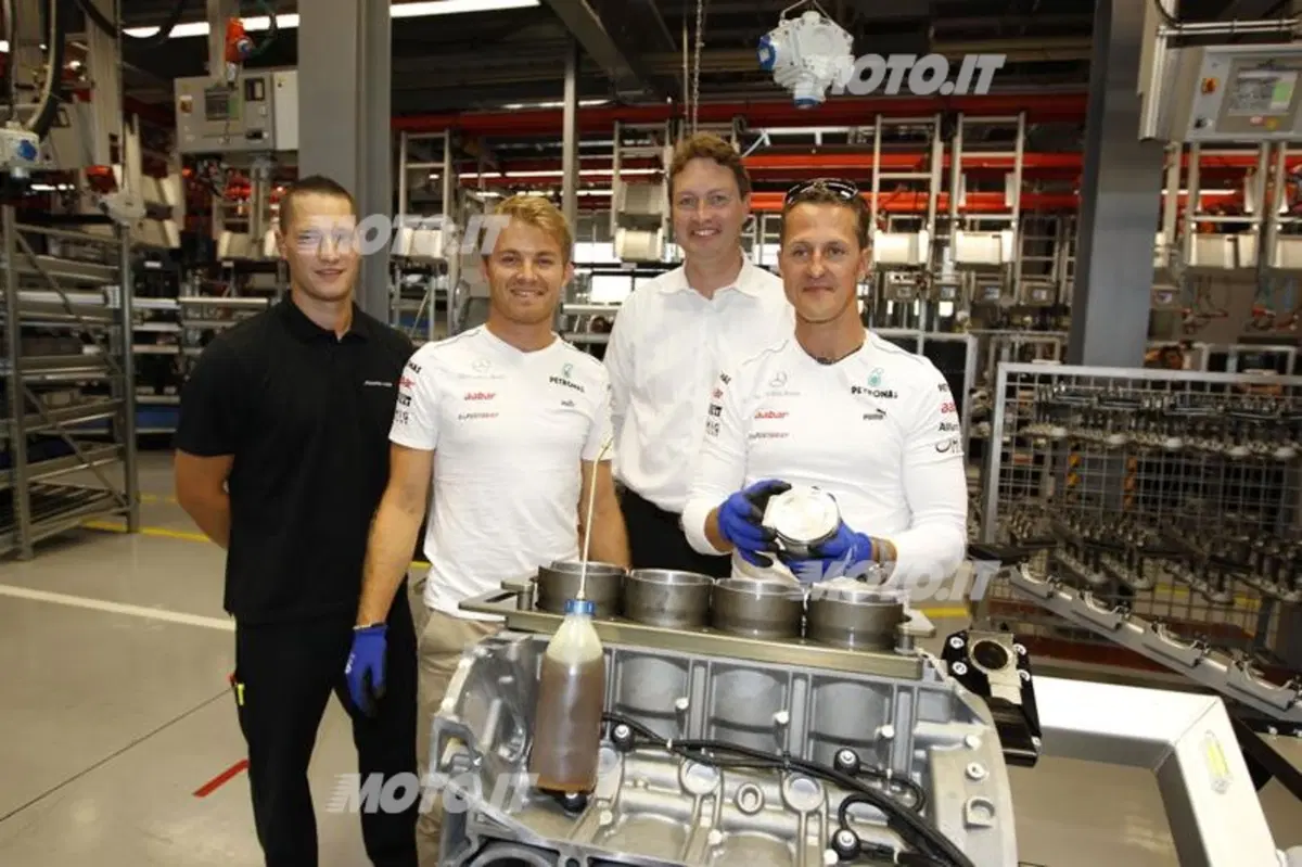 Schumacher e Rosberg visitano gli stabilimenti Mercedes-Benz e AMG (13)