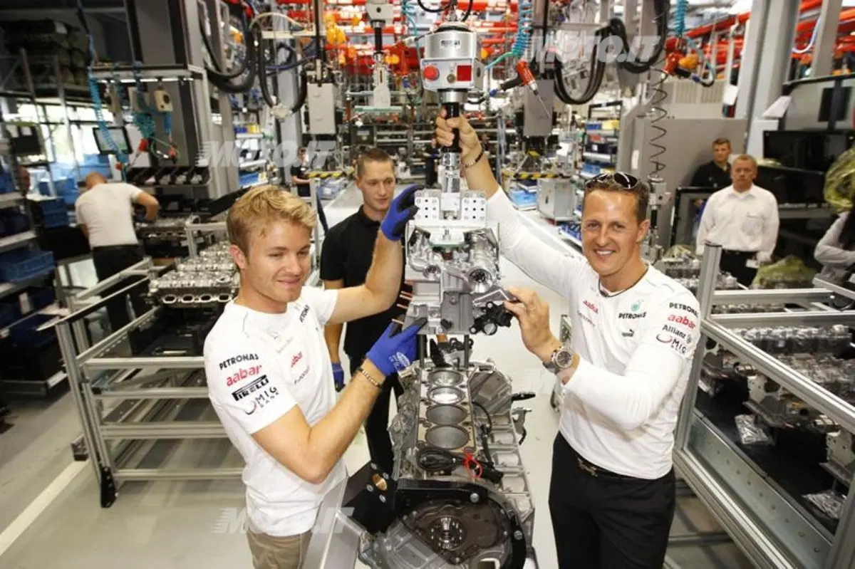 Schumacher e Rosberg visitano gli stabilimenti Mercedes-Benz e AMG (14)