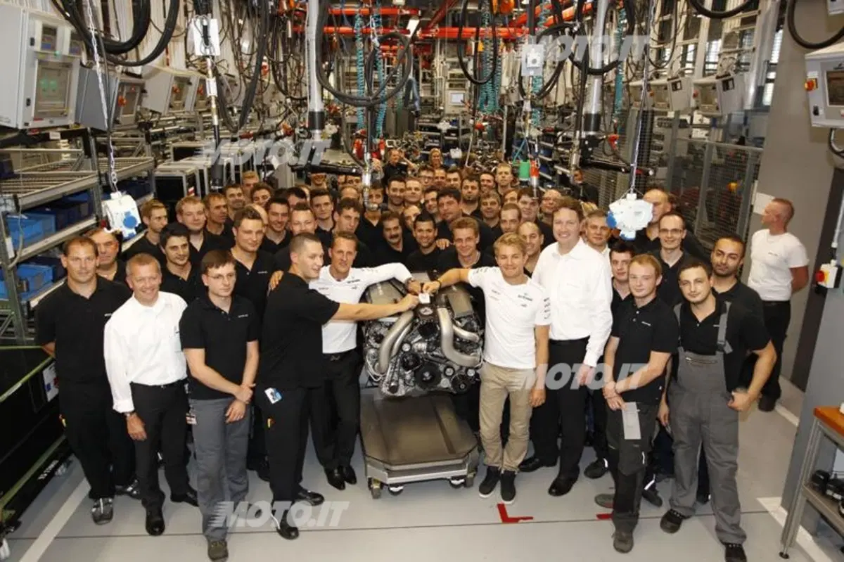 Schumacher e Rosberg visitano gli stabilimenti Mercedes-Benz e AMG (15)