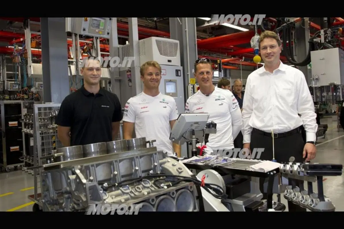 Schumacher e Rosberg visitano gli stabilimenti Mercedes-Benz e AMG (16)