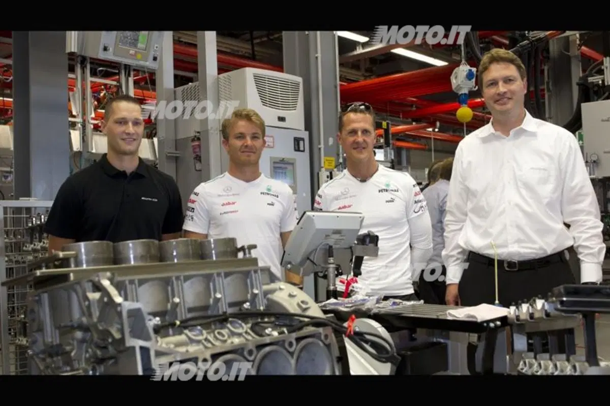 Schumacher e Rosberg visitano gli stabilimenti Mercedes-Benz e AMG (17)