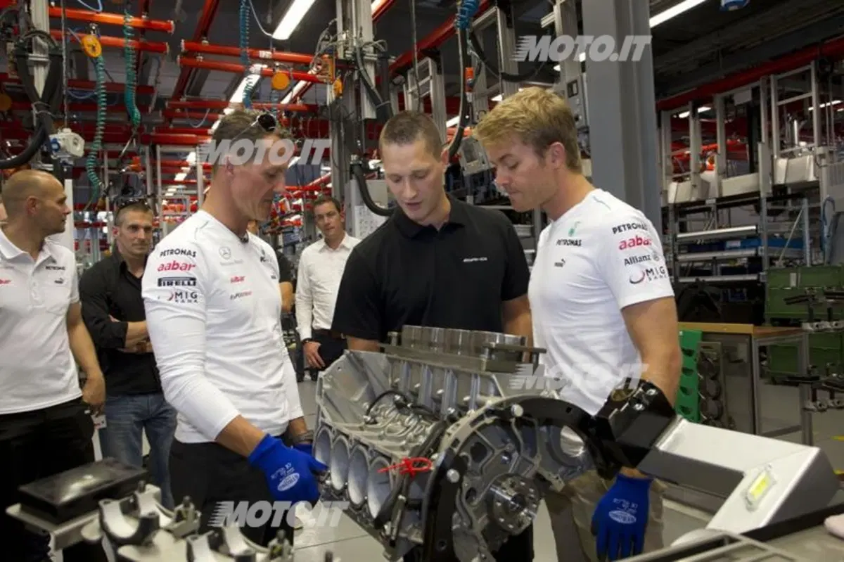 Schumacher e Rosberg visitano gli stabilimenti Mercedes-Benz e AMG (18)