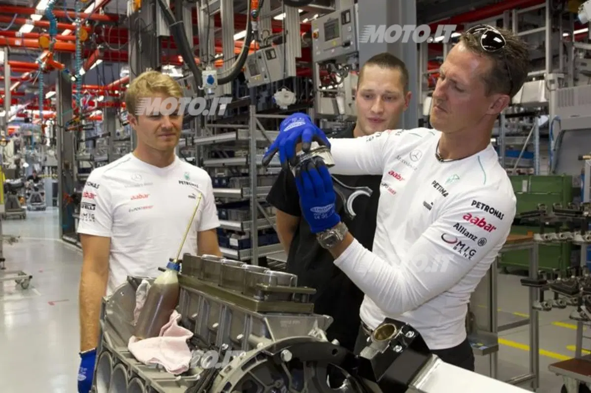Schumacher e Rosberg visitano gli stabilimenti Mercedes-Benz e AMG (19)