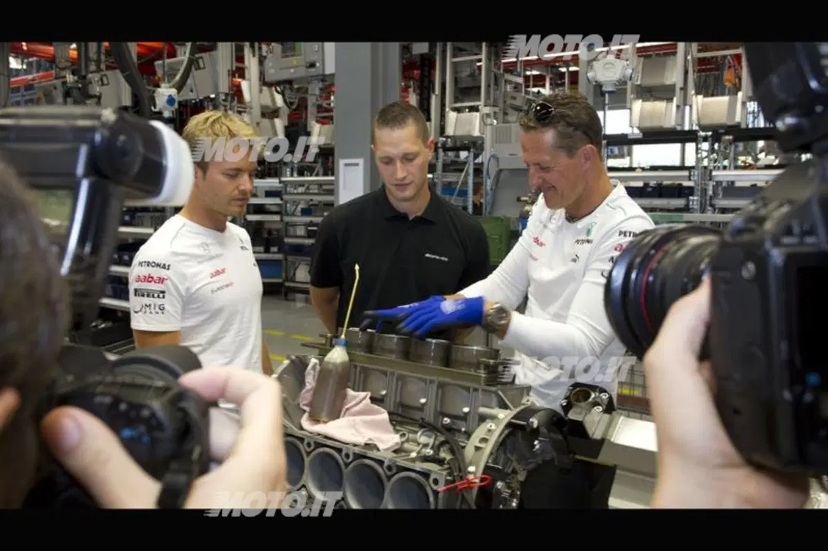 Schumacher e Rosberg visitano gli stabilimenti Mercedes-Benz e AMG (20)