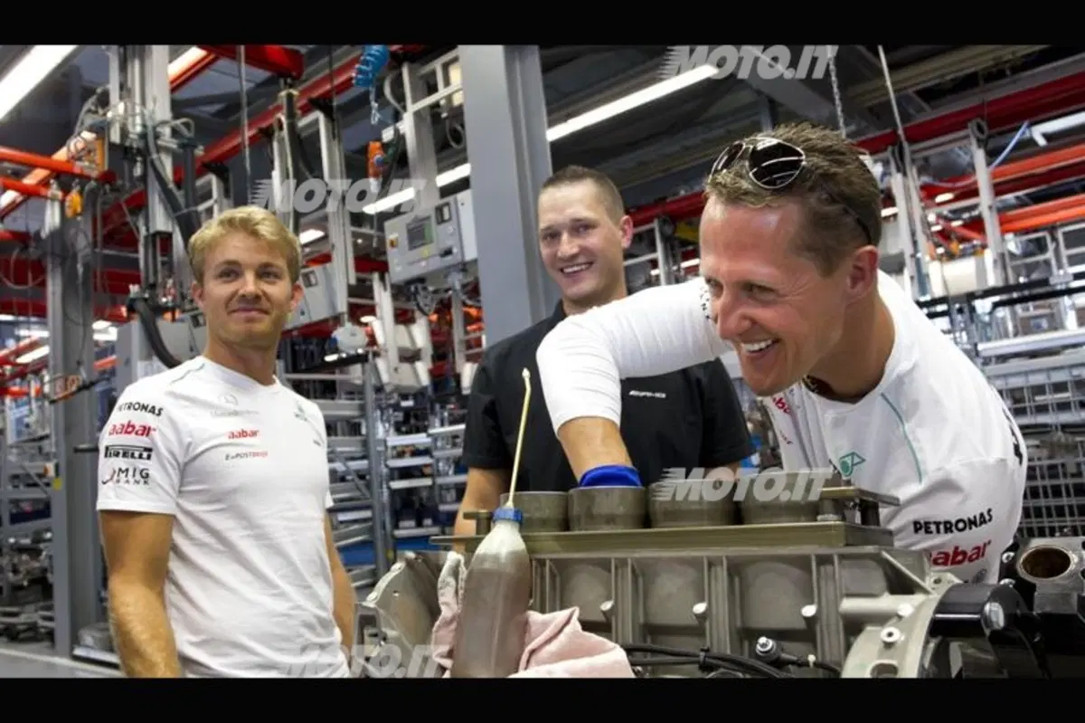 Schumacher e Rosberg visitano gli stabilimenti Mercedes-Benz e AMG (21)