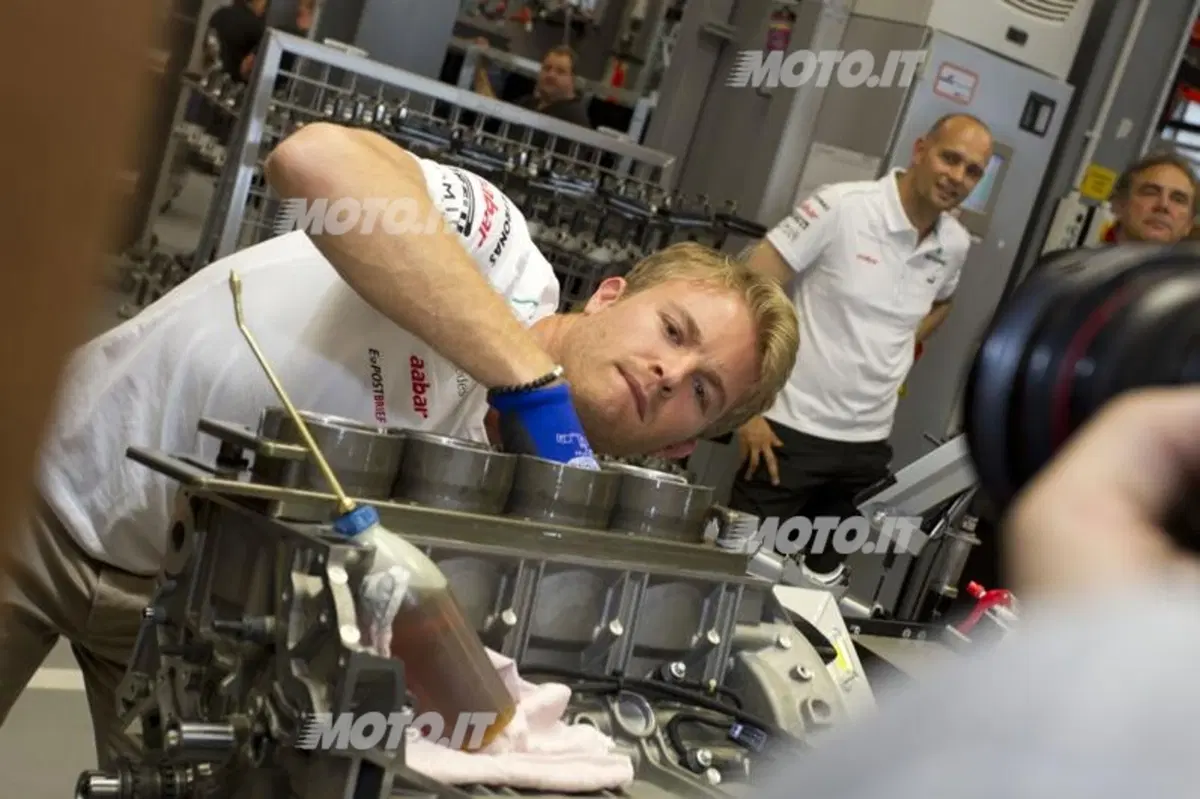 Schumacher e Rosberg visitano gli stabilimenti Mercedes-Benz e AMG (22)