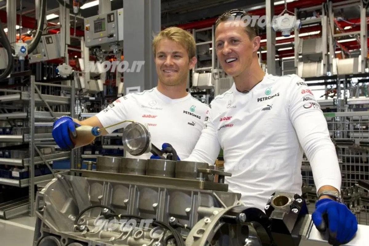 Schumacher e Rosberg visitano gli stabilimenti Mercedes-Benz e AMG (24)