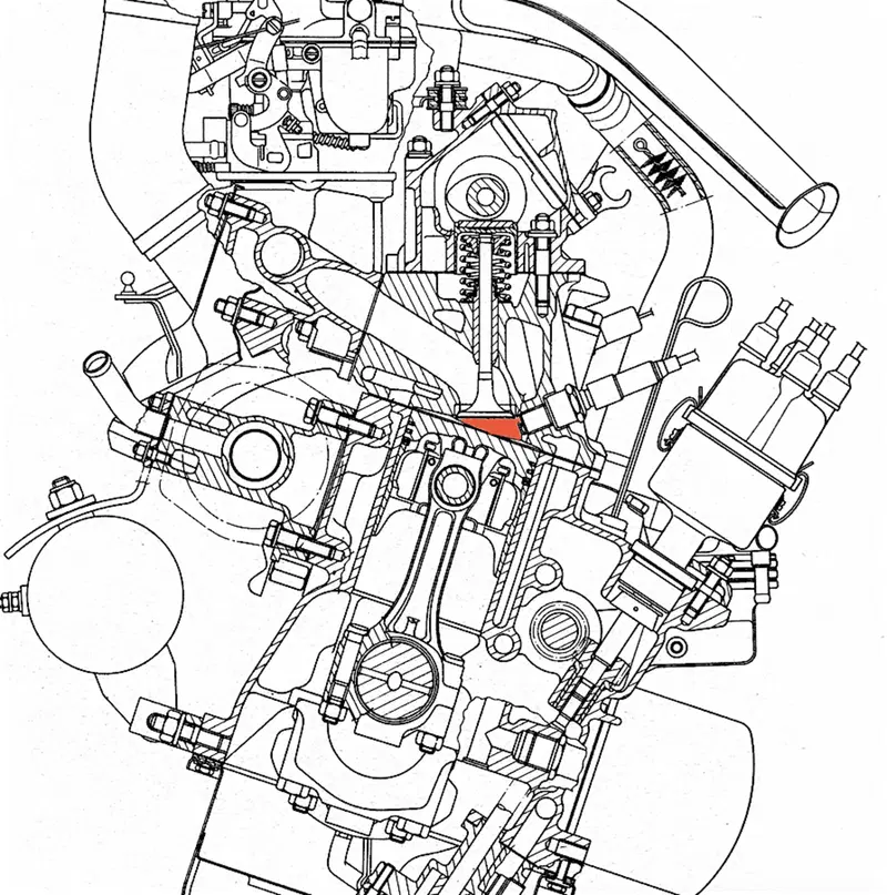 Questa sezione mostra la camera a cuneo impiegata nel motore Fiat 128, entrato in produzione nel 1969. Le valvole sono inclinate rispetto all&rsquo;asse del cilindro. La distribuzione &egrave; a singolo albero a camme in testa, mosso da una cinghia dentata
