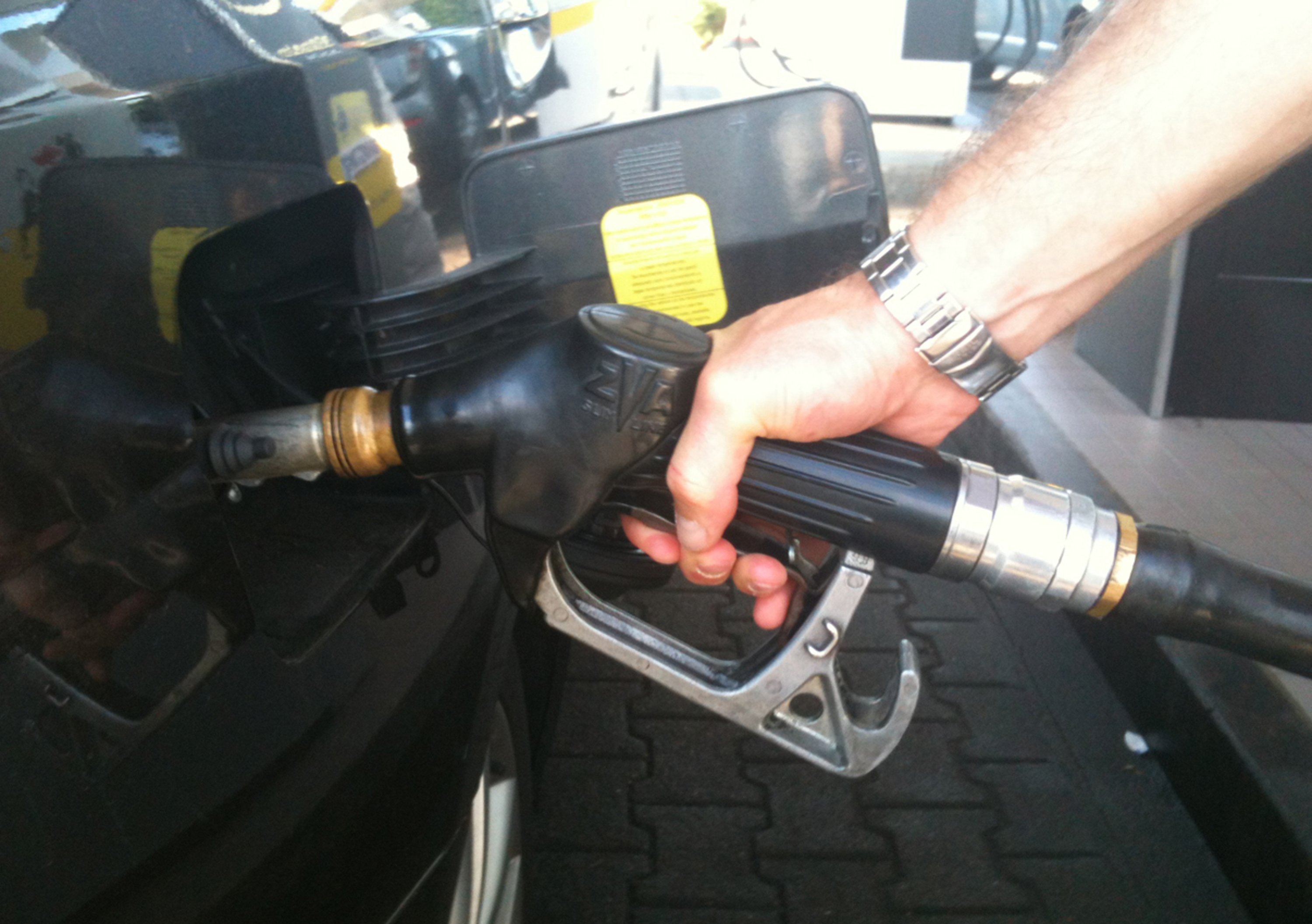 Francia: annunciata la riduzione delle accise sui carburanti