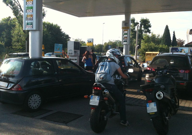 Carburanti: prezzi di nuovo in impennata. Il diesel torna a 1,8 &euro;/l