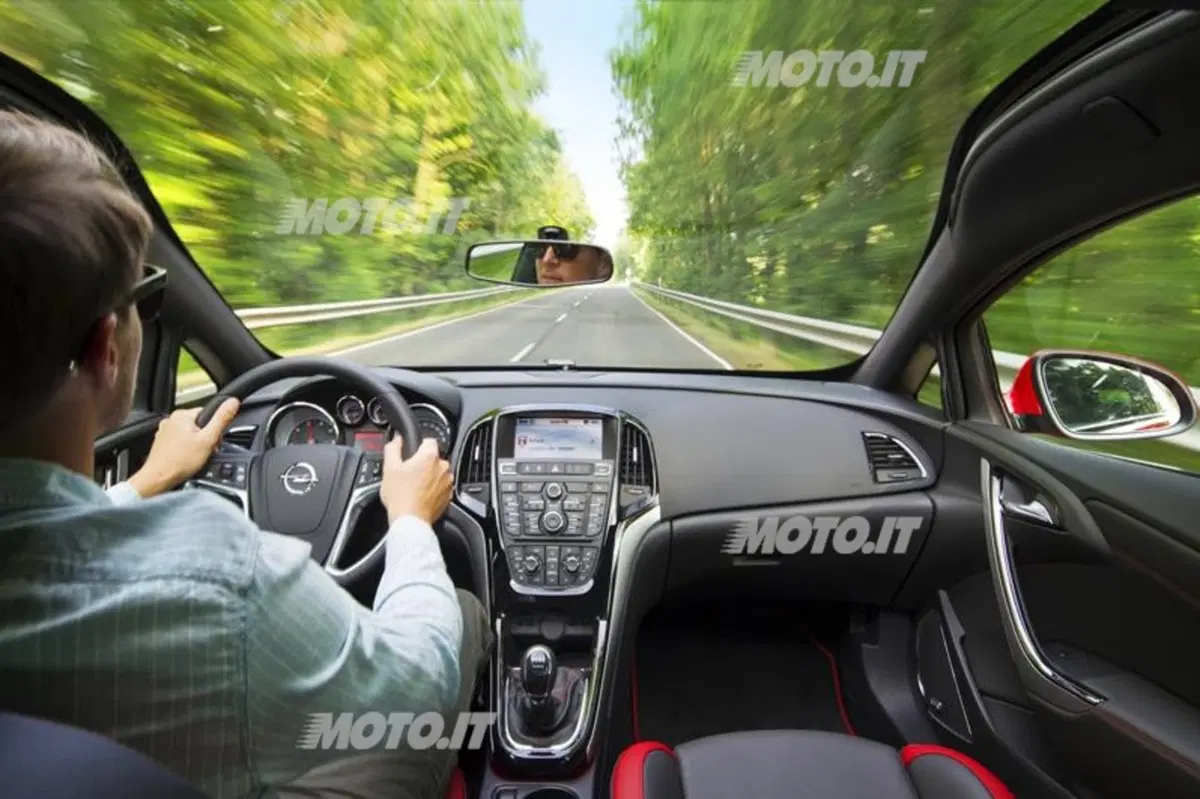 Opel Astra: ora anche con il 2.0 litri BiTurbo da 195 CV (5)