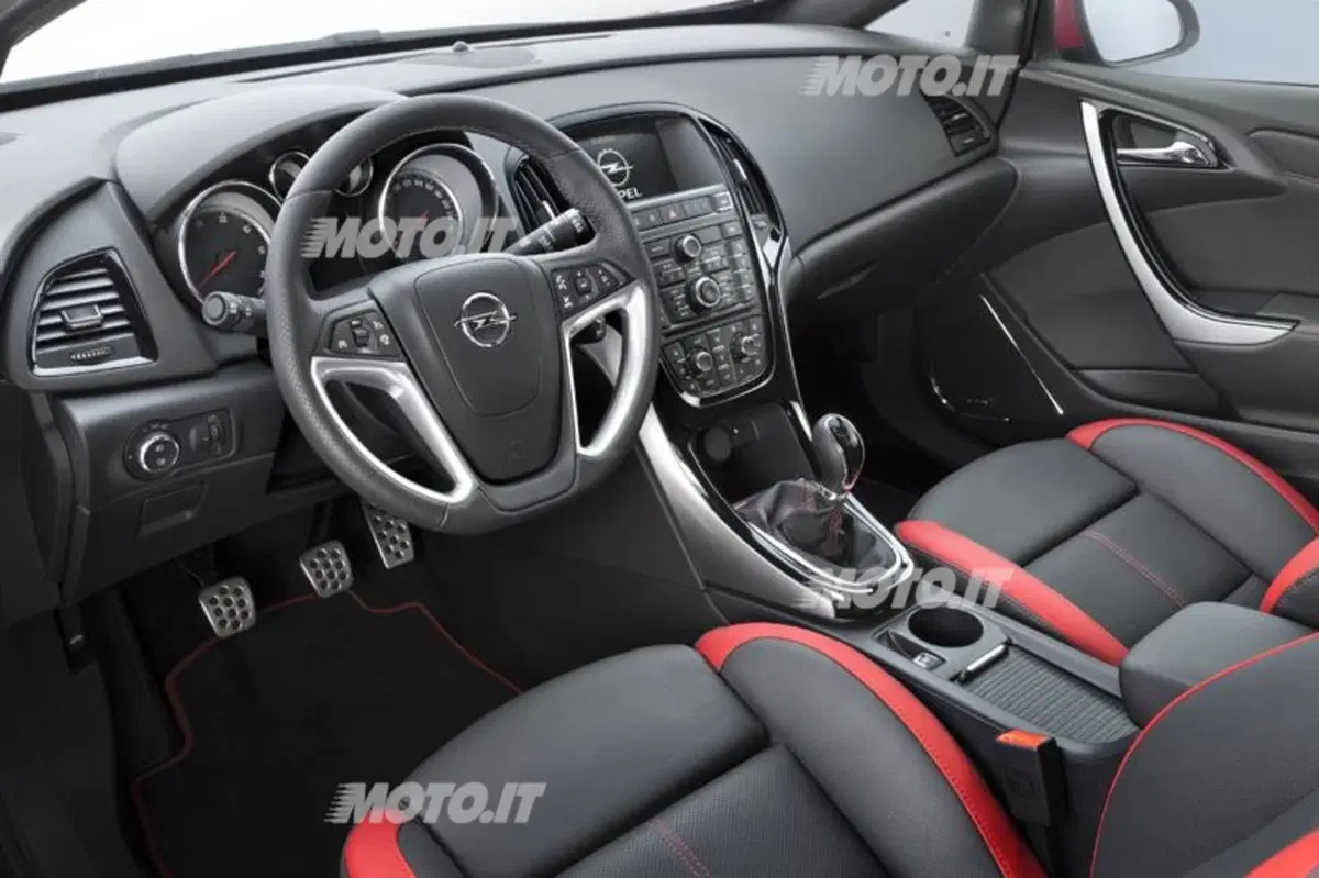 Opel Astra: ora anche con il 2.0 litri BiTurbo da 195 CV (6)