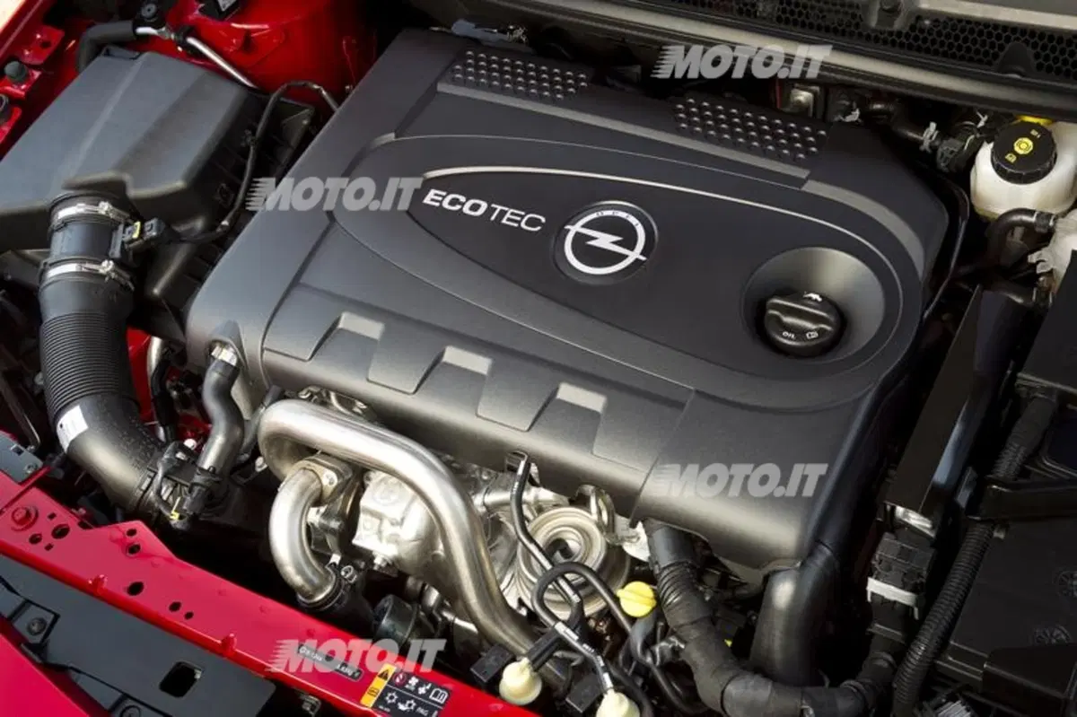 Opel Astra: ora anche con il 2.0 litri BiTurbo da 195 CV (7)