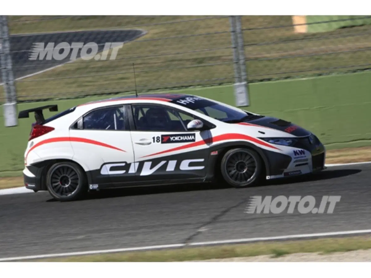 Honda Civic WTCC: iniziati i collaudi in pista (2)