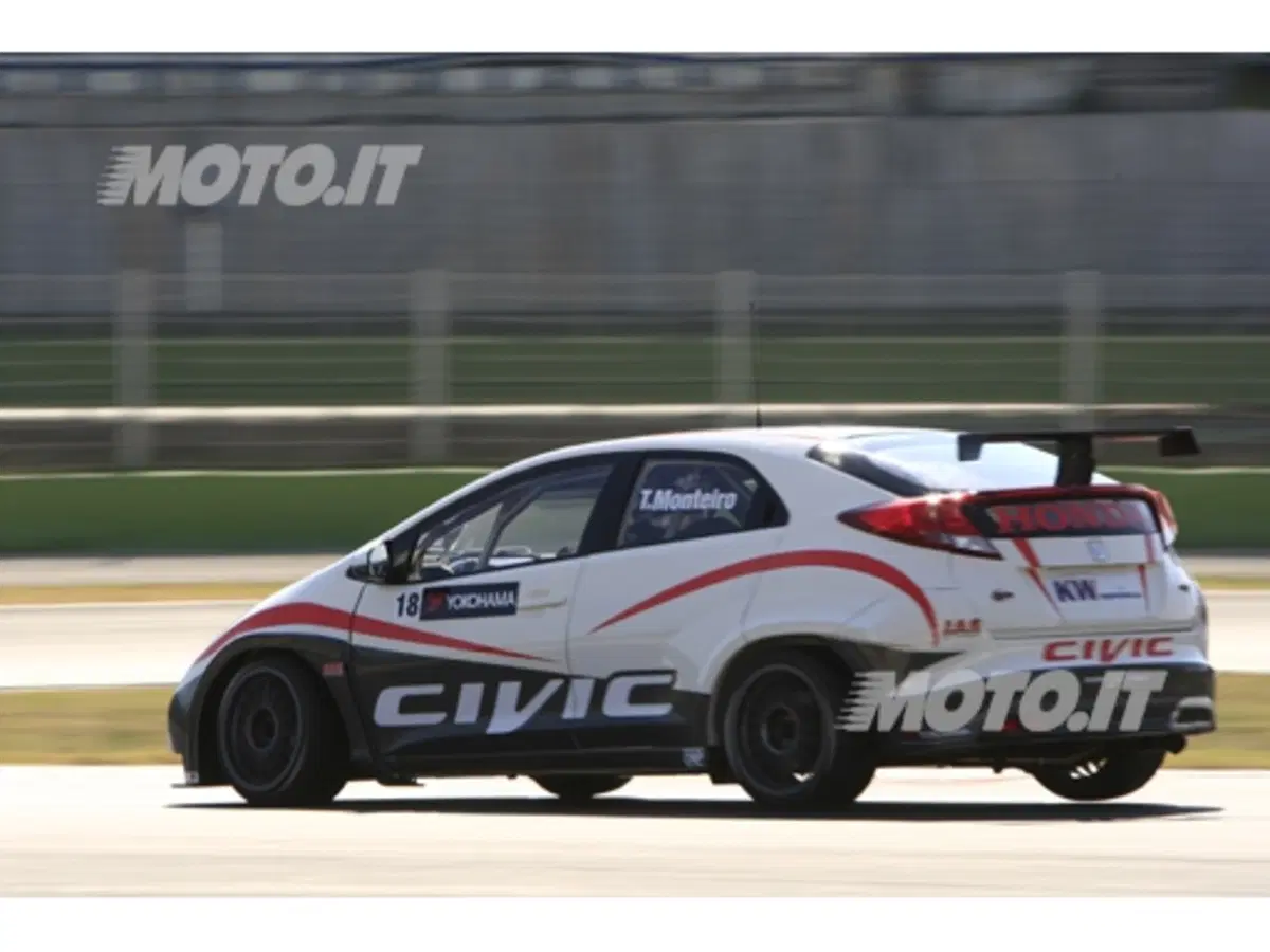 Honda Civic WTCC: iniziati i collaudi in pista (3)