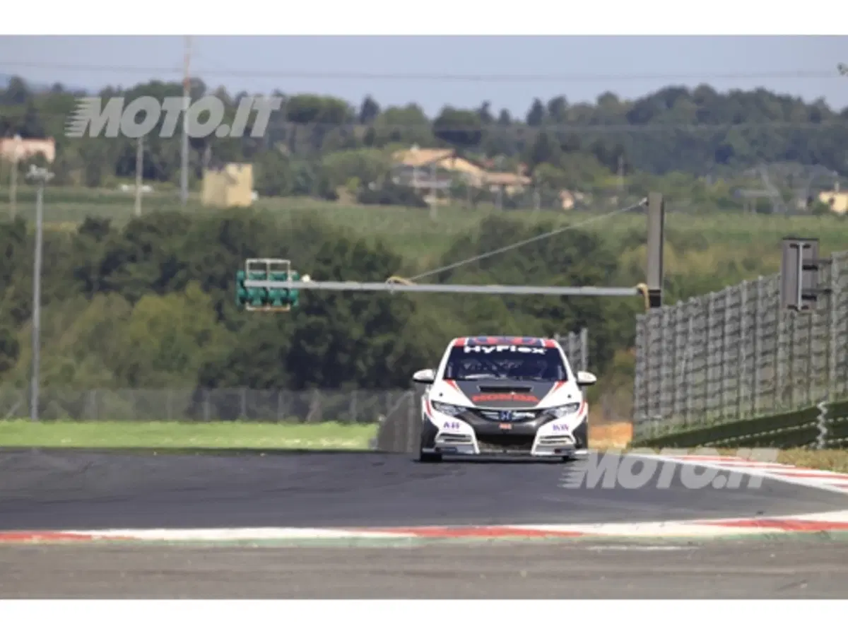 Honda Civic WTCC: iniziati i collaudi in pista (4)