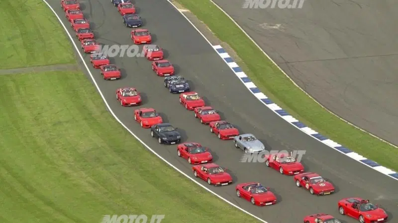 1000 Ferrari registrate per battere un record