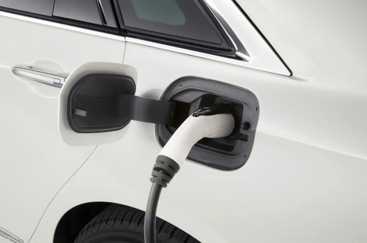 Cadillac CT6 Plug-in Hybrid: esordio USA a Los Angeles (4)