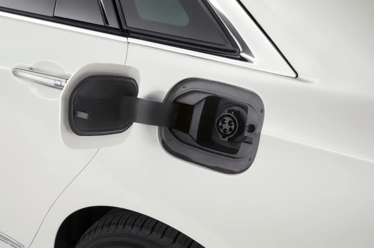 Cadillac CT6 Plug-in Hybrid: esordio USA a Los Angeles (8)