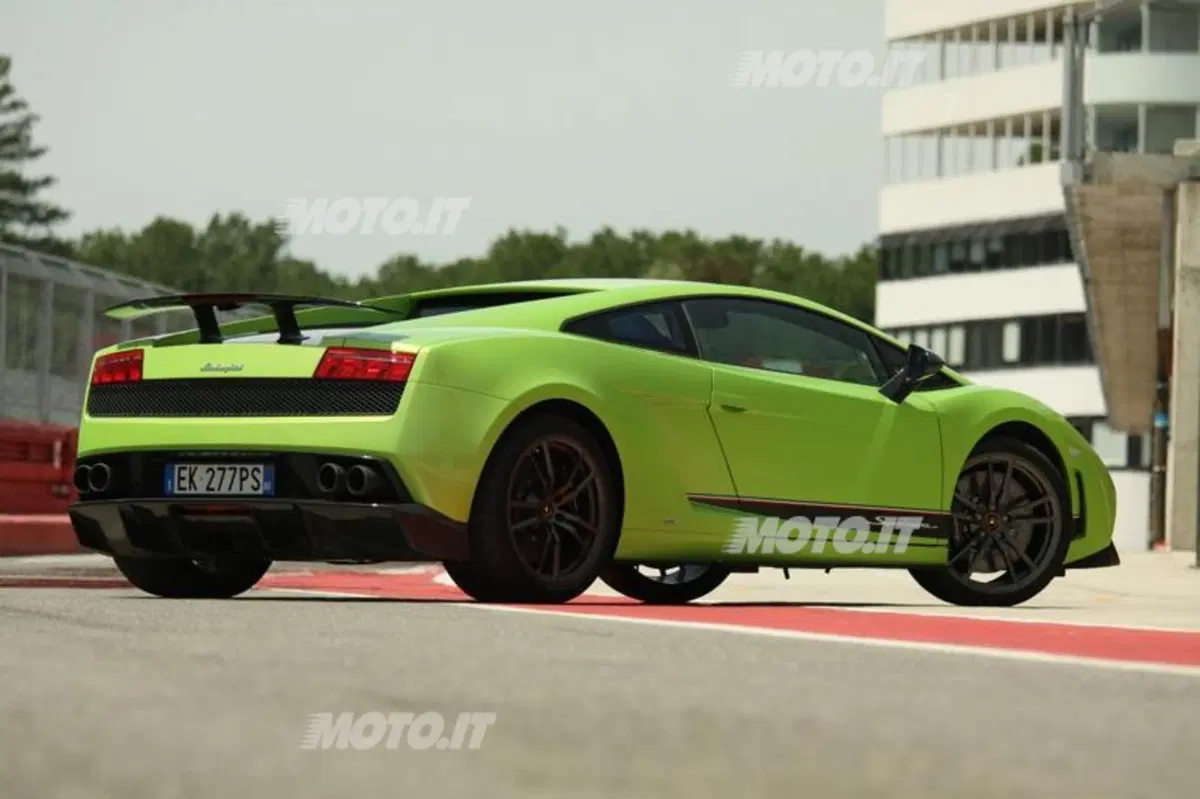Lamborghini Gallardo LP 570-4 Superleggera (15)