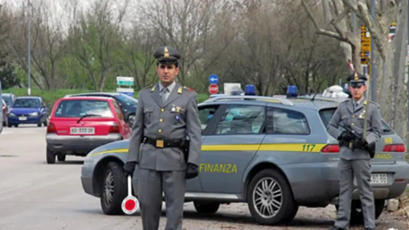 Auto: scoperta dalla GdF una maxievasione in Val d'Aosta