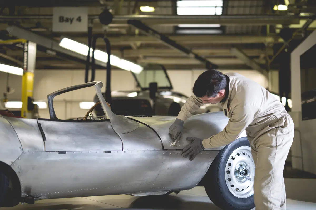 Jaguar XKSS, l'iconica auto del '57 rivive in nove nuovi esemplari (9)