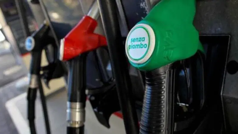 Prelevano benzina gratis per un guasto al distributore: denunciati in 122
