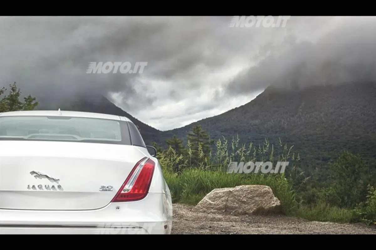 Jaguar XF e XJ: in arrivo la trazione integrale (6)
