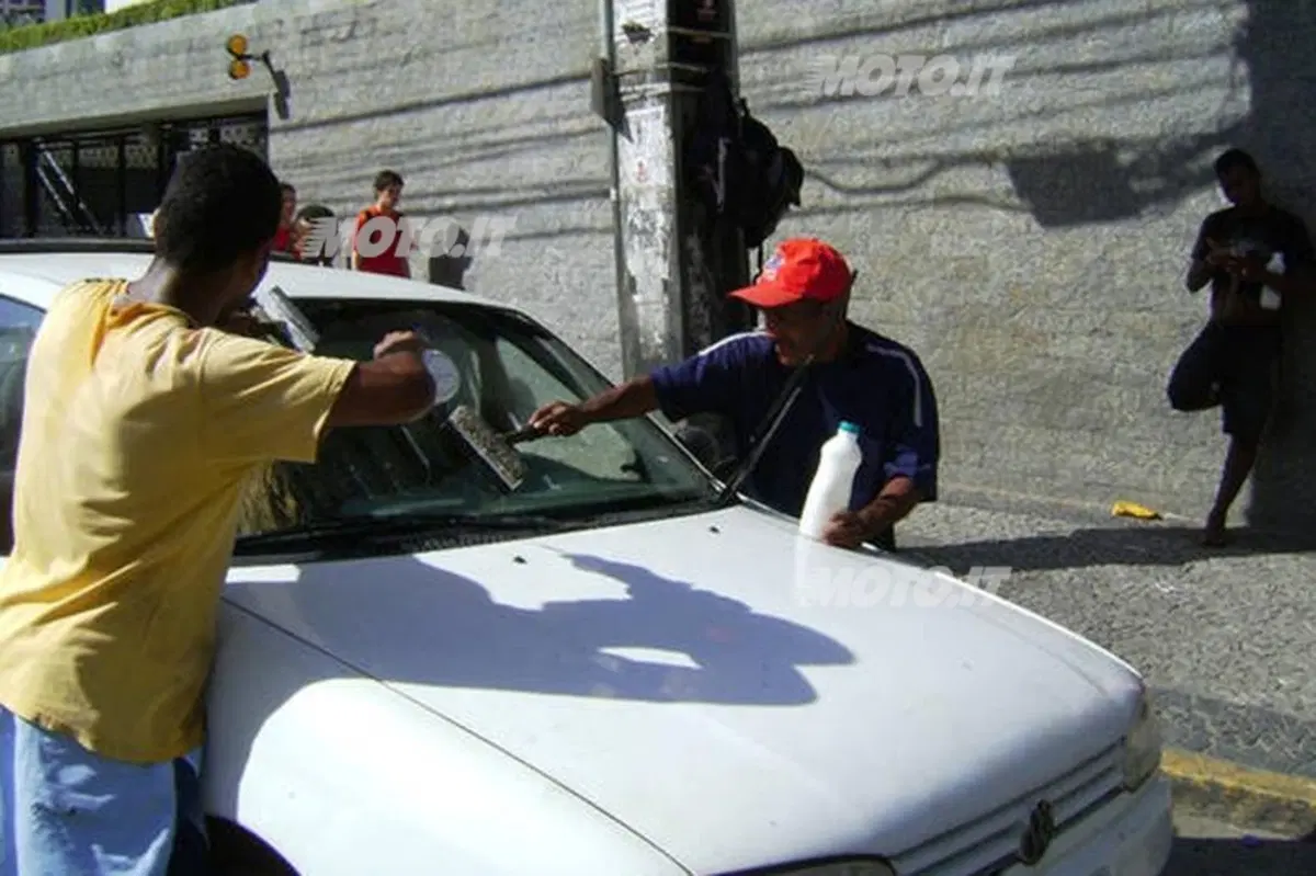 Uruguay: un patentino per i “lavavetro” ai semafori