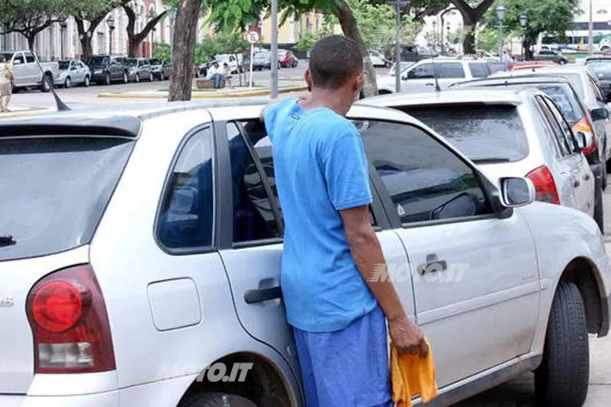 Uruguay: un patentino per i “lavavetro” ai semafori (2)