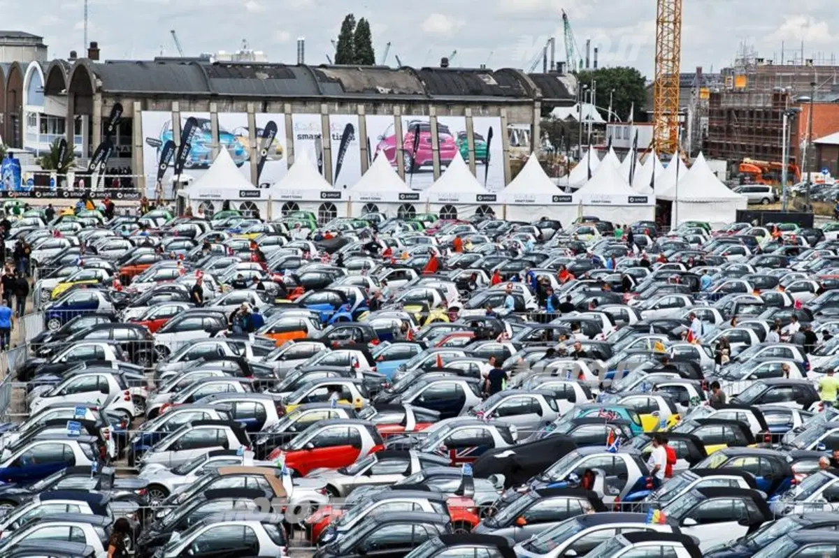 Record ad Anversa: la smart parade più lunga del mondo (2)
