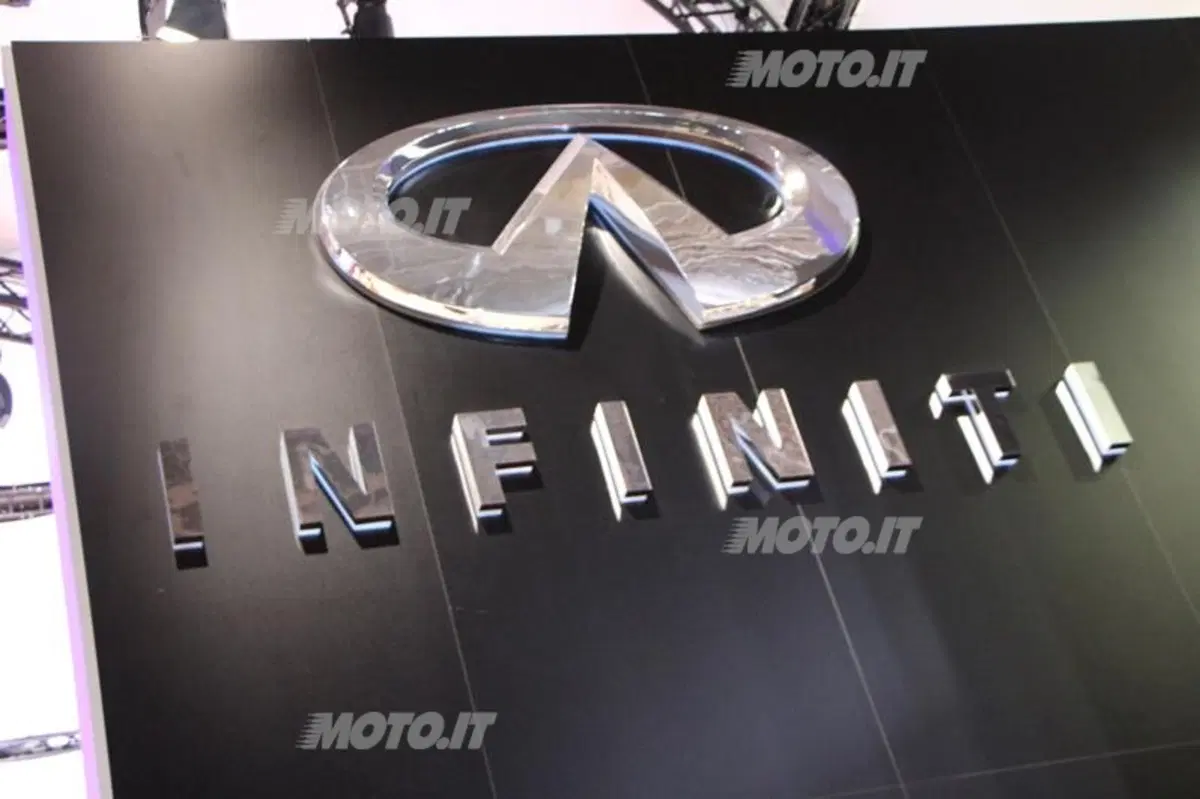 Infiniti al Salone di Parigi 2012